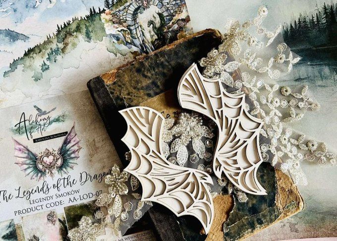 Chipboard, The legends of the dragons, dimensions approximatives 17x12.5cm, ailes